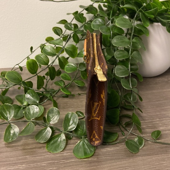 Authenic Louis Vuitton Monogram Pochette - Picture 5 of 16